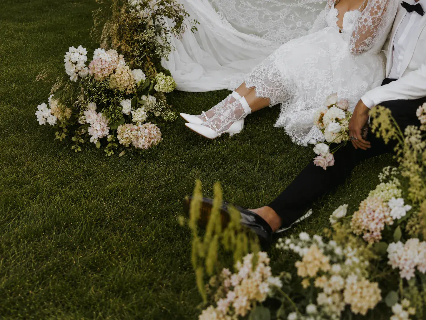 Novios descansando entre flores después de la celebración