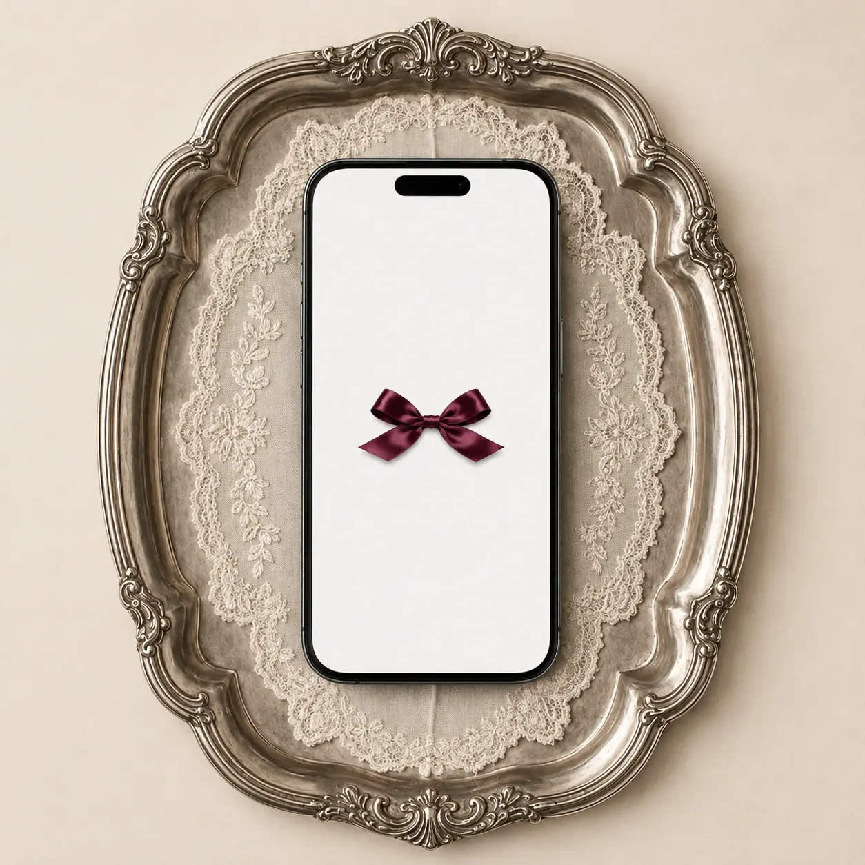 Diseño personalizado de una invitación digital de boda en una tableta junto a papelería y flores