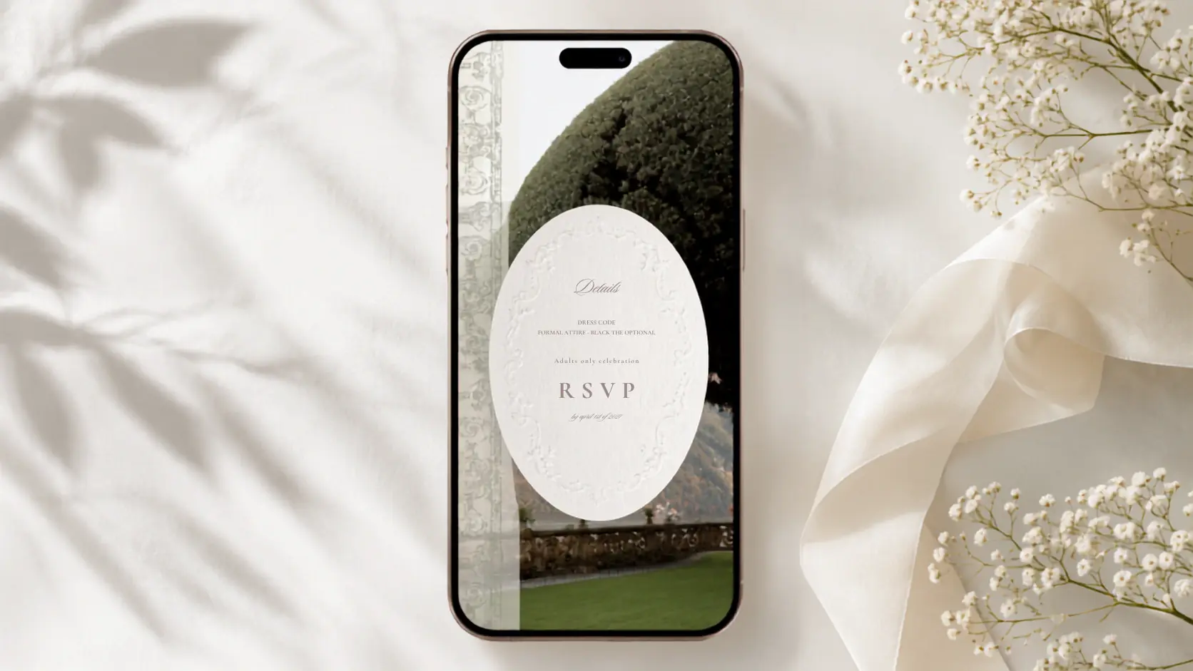 Invitada confirmando su asistencia RSVP a una boda desde el teléfono móvil
